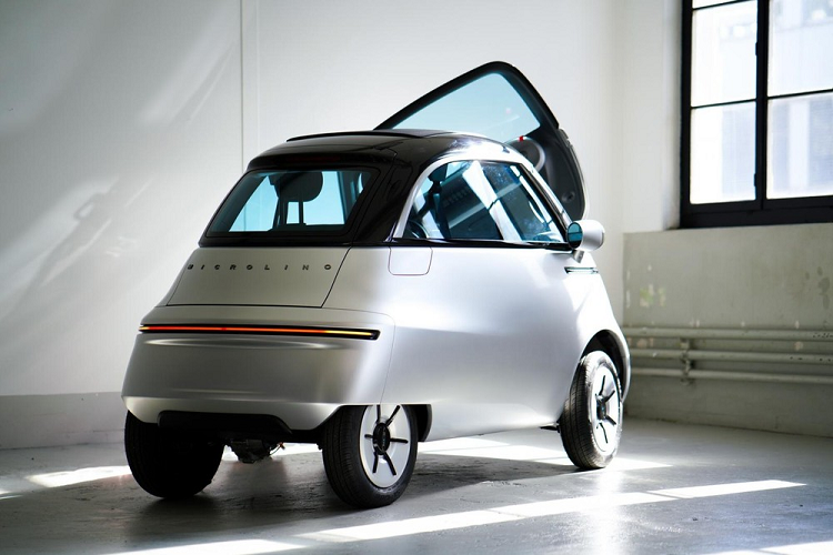 Được tái thiết kế và cải tiến từ thế hệ trước, Microlino 2.0 hoàn toàn mới mang một dáng vẻ trơn mượt, thuận lợi khí động học hơn khi có cụm đèn đặt chìm vào trong thay vì lồi ra ngoài, một dải đèn LED và tay nắm cửa giấu kín. Nhà sản xuất nói rằng những sự thay đổi này khiến chiếc xe trông giống như “một khuôn mặt cười” khi lái vào buổi tối.