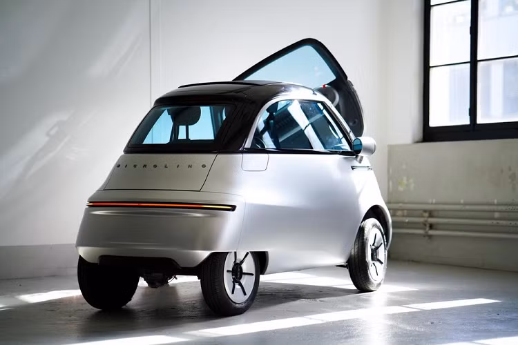 Được tái thiết kế và cải tiến từ thế hệ trước, Microlino 2.0 hoàn toàn mới mang một dáng vẻ trơn mượt, thuận lợi khí động học hơn khi có cụm đèn đặt chìm vào trong thay vì lồi ra ngoài, một dải đèn LED và tay nắm cửa giấu kín. Nhà sản xuất nói rằng những sự thay đổi này khiến chiếc xe trông giống như “một khuôn mặt cười” khi lái vào buổi tối.