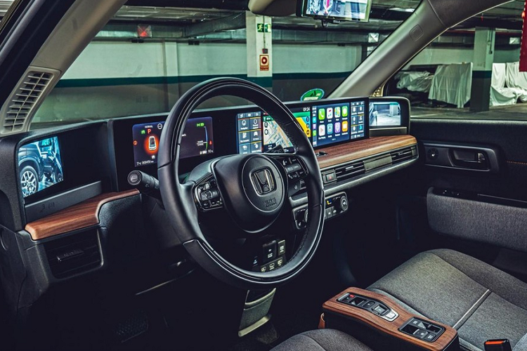 Những mẫu ôtô giành chiến thắng ở 5 hạng mục, bao gồm Xe cỡ nhỏ, Xe cao cấp, Xe sang, Xe năng lượng mới và Xe hiệu suất cao, sẽ tiến vào vòng chung kết để chọn ra quán quân. Danh hiệu cao nhất cuối cùng đã thuộc về Honda e. Được bán ra thị trường từ đầu năm 2020, e là sản phẩm quan trọng trong cam kết trang bị mô-tơ điện cho mọi mẫu xe đại trà tại châu Âu vào năm 2022 của hãng Honda. Nguồn sức mạnh của Honda e là một mô-tơ điện, truyền sức mạnh tới cầu sau. Mô-tơ điện này có 2 mức sức mạnh là 136 mã lực và 154 mã lực trong khi mô-men xoắn cực đại đạt 315 Nm.