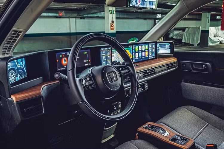 Những mẫu ôtô giành chiến thắng ở 5 hạng mục, bao gồm Xe cỡ nhỏ, Xe cao cấp, Xe sang, Xe năng lượng mới và Xe hiệu suất cao, sẽ tiến vào vòng chung kết để chọn ra quán quân. Danh hiệu cao nhất cuối cùng đã thuộc về Honda e. Được bán ra thị trường từ đầu năm 2020, e là sản phẩm quan trọng trong cam kết trang bị mô-tơ điện cho mọi mẫu xe đại trà tại châu Âu vào năm 2022 của hãng Honda. Nguồn sức mạnh của Honda e là một mô-tơ điện, truyền sức mạnh tới cầu sau. Mô-tơ điện này có 2 mức sức mạnh là 136 mã lực và 154 mã lực trong khi mô-men xoắn cực đại đạt 315 Nm.