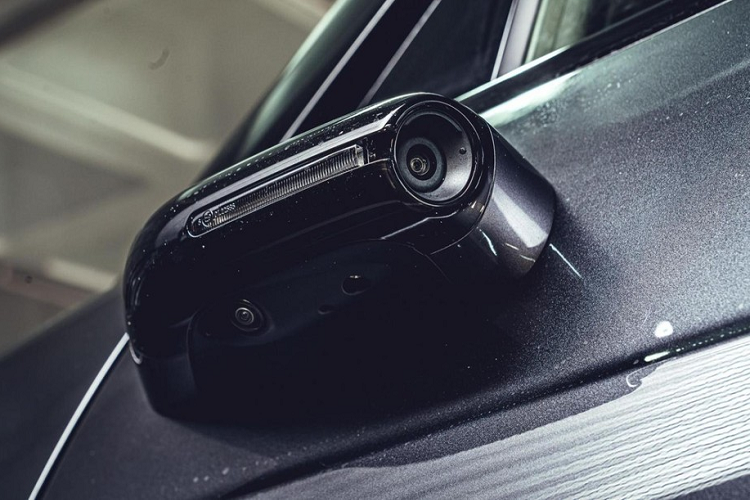 Ngoài ra, Honda e 2021 mới còn chiến thắng trong hạng mục bình chọn "Xe năng lượng mới của năm 2021 tại Đức". Trước đó, Honda e từng nhận không ít giải thưởng khác tại châu Âu như "Xe đẹp nhất năm 2020" của Red Dot Design Awards hay "Xe có công nghệ tốt nhất" của "Britain’s Best Car" Awards 2020 do tạp chí Autocar tổ chức.