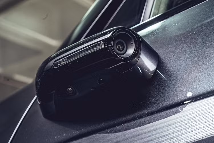 Ngoài ra, Honda e 2021 mới còn chiến thắng trong hạng mục bình chọn "Xe năng lượng mới của năm 2021 tại Đức". Trước đó, Honda e từng nhận không ít giải thưởng khác tại châu Âu như "Xe đẹp nhất năm 2020" của Red Dot Design Awards hay "Xe có công nghệ tốt nhất" của "Britain’s Best Car" Awards 2020 do tạp chí Autocar tổ chức.