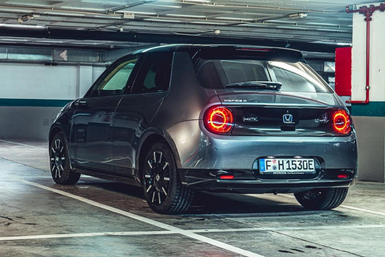 Nhờ đó, Honda e có thể tăng tốc từ 0-100 km/h trong thời gian gần 8 giây. Vì được trang bị hệ dẫn động cầu sau nên Honda e hứa hẹn sẽ mang đến trải nghiệm thú vị và nhanh nhạy nhưng không kém phần thể thao trên đường phố. Ngoài ra, Honda e còn sử dụng cụm pin cụm pin lithium-ion 35,5 kWh nằm dưới sàn xe. Theo hãng Honda, đây là một trong những cụm pin nhỏ gọn nhất trong phân khúc đồng thời cho phép mẫu xe hatchback cỡ B này chạy hết quãng đường 220 km sau 1 lần sạc đầy. Nếu dùng hệ thống sạc nhanh, người lái chỉ cần chờ khoảng 30 phút là có thể sạc 80% dung lượng cho pin.