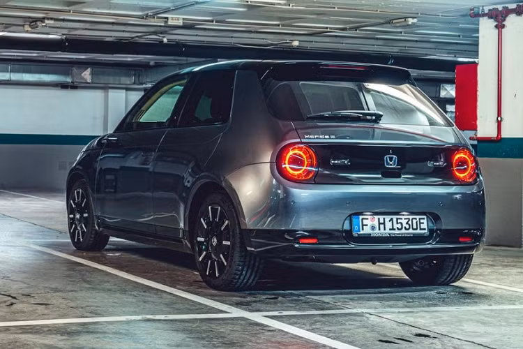 Nhờ đó, Honda e có thể tăng tốc từ 0-100 km/h trong thời gian gần 8 giây. Vì được trang bị hệ dẫn động cầu sau nên Honda e hứa hẹn sẽ mang đến trải nghiệm thú vị và nhanh nhạy nhưng không kém phần thể thao trên đường phố. Ngoài ra, Honda e còn sử dụng cụm pin cụm pin lithium-ion 35,5 kWh nằm dưới sàn xe. Theo hãng Honda, đây là một trong những cụm pin nhỏ gọn nhất trong phân khúc đồng thời cho phép mẫu xe hatchback cỡ B này chạy hết quãng đường 220 km sau 1 lần sạc đầy. Nếu dùng hệ thống sạc nhanh, người lái chỉ cần chờ khoảng 30 phút là có thể sạc 80% dung lượng cho pin.