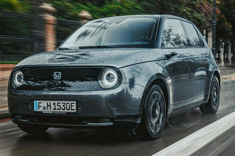 Không chỉ là lựa chọn lý tưởng cho việc đi lại hàng ngày, Honda e còn sở hữu thiết kế ngoại thất nhỏ gọn, dễ thương với đèn pha và đèn hậu hình tròn. Trong khi đó, đầu xe được thiết kế gọn gàng, đơn giản và gợi liên tưởng đến "mặt người". Những trang bị ngoại thất đáng chú ý khác của xe bao gồm tay nắm cửa nằm chìm xuống thân xe, camera kỹ thuật số thay gương chiếu hậu truyền thống và cổng sạc tích hợp vào nắp ca-pô tiện dụng. Tại thị trường Đức, giá xe Honda e được bán khởi điểm từ 29.470 Euro (khoảng 815 triệu đồng) cho bản 136 mã lực và 32.470 Euro (898 triệu đồng) cho bản 154 mã lực.