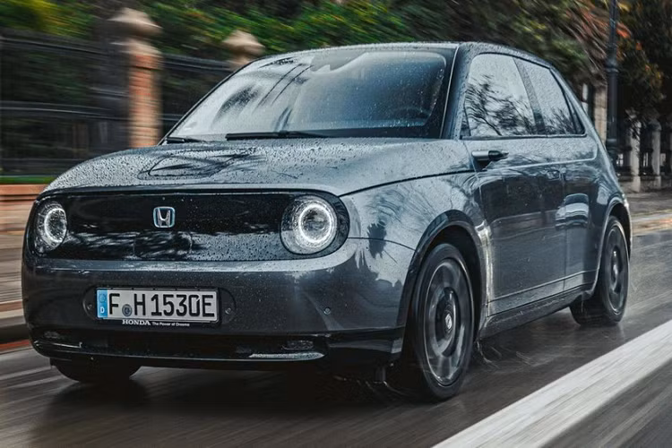 Không chỉ là lựa chọn lý tưởng cho việc đi lại hàng ngày, Honda e còn sở hữu thiết kế ngoại thất nhỏ gọn, dễ thương với đèn pha và đèn hậu hình tròn. Trong khi đó, đầu xe được thiết kế gọn gàng, đơn giản và gợi liên tưởng đến "mặt người". Những trang bị ngoại thất đáng chú ý khác của xe bao gồm tay nắm cửa nằm chìm xuống thân xe, camera kỹ thuật số thay gương chiếu hậu truyền thống và cổng sạc tích hợp vào nắp ca-pô tiện dụng. Tại thị trường Đức, giá xe Honda e được bán khởi điểm từ 29.470 Euro (khoảng 815 triệu đồng) cho bản 136 mã lực và 32.470 Euro (898 triệu đồng) cho bản 154 mã lực.