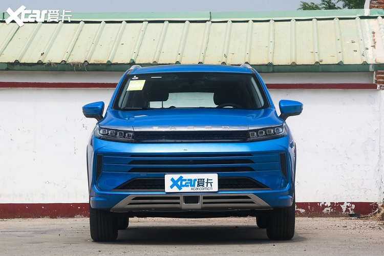 Nội thất Exeed LX là hoàn toàn mới so với Chery Tiggo 7, với hai màn hình 12.3 inch nối liền nhau, một là dành cho bảng đồng hồ và một là dành cho hệ thống thông tin giải trí.