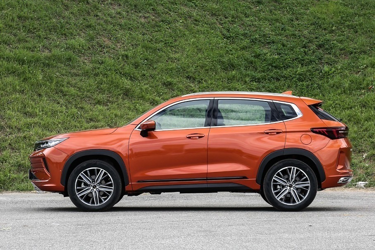 Exeed là một thương hiệu SUV hạng sang trực thuộc Chery của Trung Quốc, tập trung chính vào độ sang trọng và tính năng công nghệ. Exeed LX thế hệ mới vốn được chế tạo dựa trên SUV giá rẻ Chery Tiggo 7, với phía đầu và sau được tái thiết kế hoàn toàn.