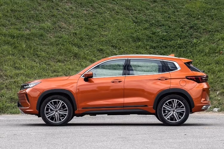 Exeed là một thương hiệu SUV hạng sang trực thuộc Chery của Trung Quốc, tập trung chính vào độ sang trọng và tính năng công nghệ. Exeed LX thế hệ mới vốn được chế tạo dựa trên SUV giá rẻ Chery Tiggo 7, với phía đầu và sau được tái thiết kế hoàn toàn.