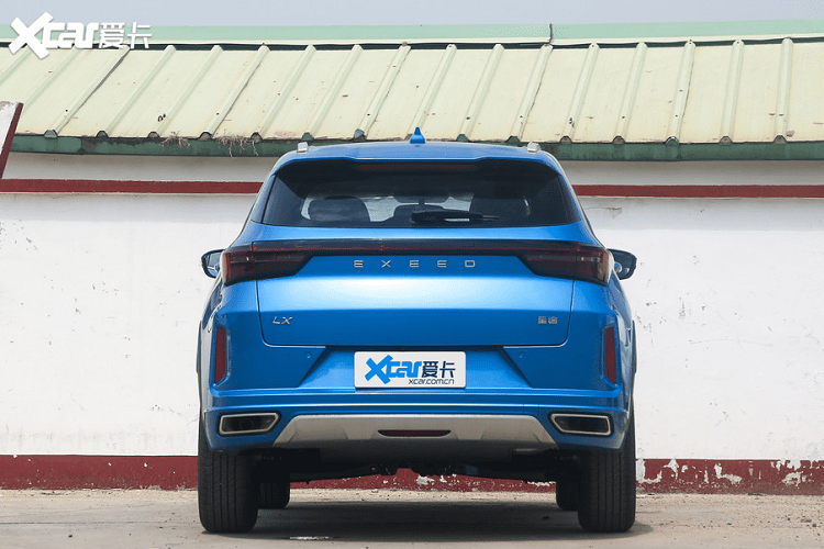 Bên cạnh đó, ta còn thấy có một số chi tiết ốp gỗ nhằm nâng cao độ sang trọng.