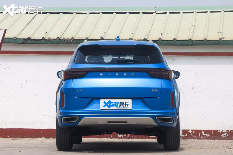 Bên cạnh đó, ta còn thấy có một số chi tiết ốp gỗ nhằm nâng cao độ sang trọng.