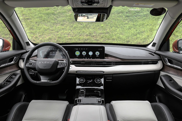 Tuy nhiên, đồ họa của màn hình bảng đồng hồ và thông tin giải trí trông có chút lỗi thời đến kỳ lạ, không được hiện tại như những gì chúng ta thấy trên các chiếc xe Trung Quốc mới khác.