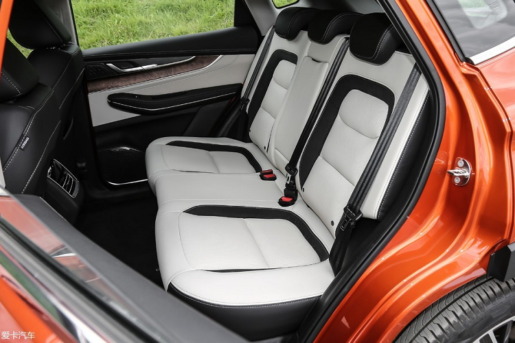 Trong đó, động cơ tăng áp 1.6L có thể coi là “thừa mạnh” đối với một chiếc SUV kích thước dài 4.533 mm, rộng 1.848 mm, cao 1.699 mm, và trục cơ sở dài 2.670 mm. Cả hai loại động cơ này đều được phát triển nội bộ bởi Chery.