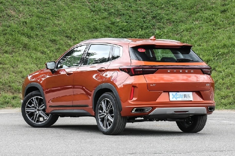 Phần đầu xe trong khá bắt mắt với một lưới tản nhiệt nhỏ đường viền mạ crôm và một cái lỗ hình vuông kỳ lạ ở tấm cản va phía dưới mà không rõ tác dụng là gì. Hai dải đèn pha của xe mang dáng vẻ mỏng, sắc như lưỡi dao, tạo nên một cảm giác dữ dằn, năng động. Đầu xe còn có hai hốc hút gió và tấm ốp mặt chia nhiều tầng.