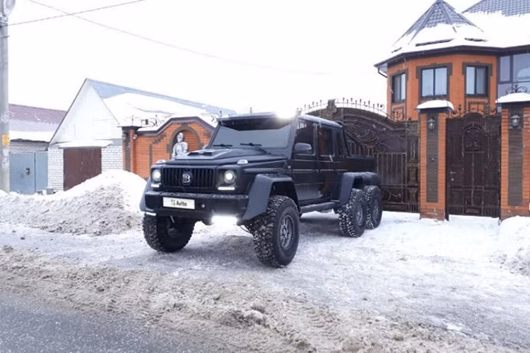 Nhìn bề ngoài, quả thực sẽ khó lòng để có thể phân biệt chiếc G500 độ AMG G63 6x6 so với xe nguyên bản chính hãng. Mọi chi tiết dù nhỏ nhất đều được hoàn thiện với mức độ chế tác rất cao. Bên trong khoang cabin, chiếc xe này vẫn giữ lại cấu hình 5 chỗ ngồi như một chiếc G-class thông thường. Sự khác biệt chỉ tới từ phần thùng phía sau xe đã biến nó trở thành một chiếc xe bán tải đúng nghĩa.