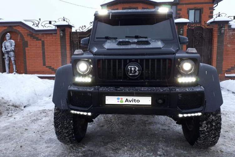 Bên cạnh vẻ đẹp hầm hố "chẳng giống ai" và đậm chất nhà binh, giá xe Mercedes G500 độ AMG G63 6x6 được chào bán chỉ 108.000 USD (tương đương khoảng 2,6 tỷ đồng), bằng 1/10 so với xe nguyên bản.