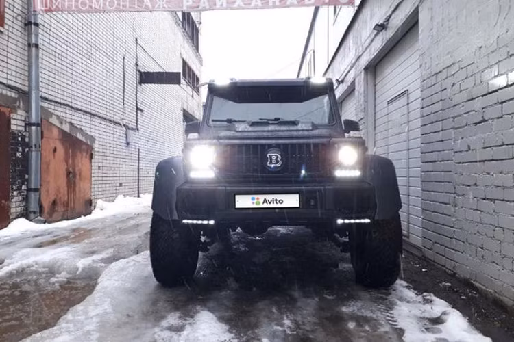 Theo nhà độ nước Nga, chiếc Mercedes-Benz G500 độ AMG G63 6x6 này được trang bị khối động cơ V8, sản sinh công suất 296 mã lực, thấp hơn đáng kể so với khối động cơ V8 tăng áp kép với 536 mã lực của chiếc G63 6x6 "xịn". Tuy nhiên, khách hàng có thể lựa chọn việc thay thế động cơ và hộp số nếu muốn để có thể gia tăng sức mạnh của chiếc xe này.