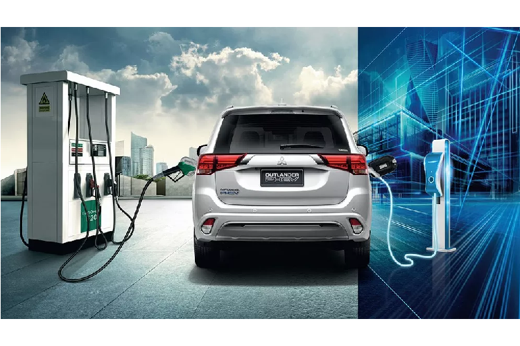 Hai biến thể của Outlander PHEV sẽ được bán ra tại Thái Lan bao gồm bản GT và bản GT Premium. Chiếc SUV được trang bị hệ thống hybrid bao gồm động cơ xăng MIVEC (hút khí tự nhiên) 4 cyl 2.4L sinh công suất 128 mã lực và momen xoắn 199 Nm tại 4.500 vòng/phút và hai động cơ điện, một động cơ trên mỗi trục.