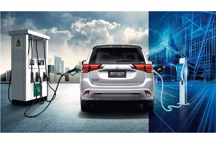 Hai biến thể của Outlander PHEV sẽ được bán ra tại Thái Lan bao gồm bản GT và bản GT Premium. Chiếc SUV được trang bị hệ thống hybrid bao gồm động cơ xăng MIVEC (hút khí tự nhiên) 4 cyl 2.4L sinh công suất 128 mã lực và momen xoắn 199 Nm tại 4.500 vòng/phút và hai động cơ điện, một động cơ trên mỗi trục.