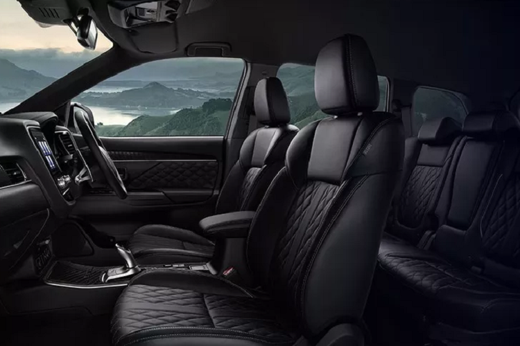 Phiên bản cao cấp GT Premium có thêm đèn pha LED tự điều chỉnh, cốp điện, nhiều công nghệ trợ lái như: phanh tự động khẩn cấp, kiểm soát hành trình thích ứng, hỗ trợ giữ làn, cảnh báo điểm mù, cảnh báo phương tiện cắt ngang phía sau, đèn tự động...Nội thất bản PHEV cũng được trang bị dạng cần số điện tử độc đáo hơn.