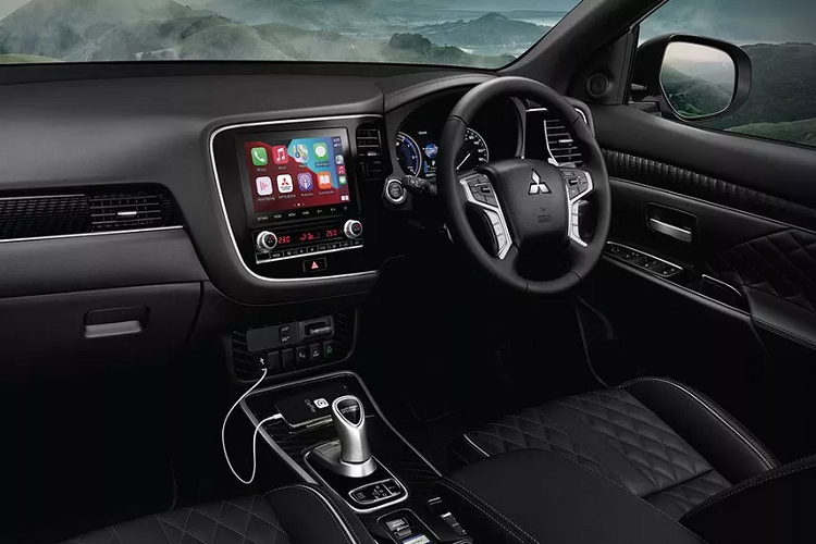 Trang bị tiêu chuẩn của Outlander Thái Lan khá cao. Mọi phiên bản đều sở hữu đèn chạy ban ngày và đèn hậu LED, chìa khóa tự động, mở cửa không cần chìa, nút khởi động start/stop, điều hòa nhiệt độ 2 vùng khí hậu, ghế trước chỉnh điện, nội thất bọc da. Xe còn trang bị màn hình thông tin giải trí cảm ứng 8 inch kết nối Apple CarPlay và Android Auto, dàn âm thanh 6 loa...