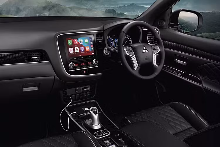 Trang bị tiêu chuẩn của Outlander Thái Lan khá cao. Mọi phiên bản đều sở hữu đèn chạy ban ngày và đèn hậu LED, chìa khóa tự động, mở cửa không cần chìa, nút khởi động start/stop, điều hòa nhiệt độ 2 vùng khí hậu, ghế trước chỉnh điện, nội thất bọc da. Xe còn trang bị màn hình thông tin giải trí cảm ứng 8 inch kết nối Apple CarPlay và Android Auto, dàn âm thanh 6 loa...