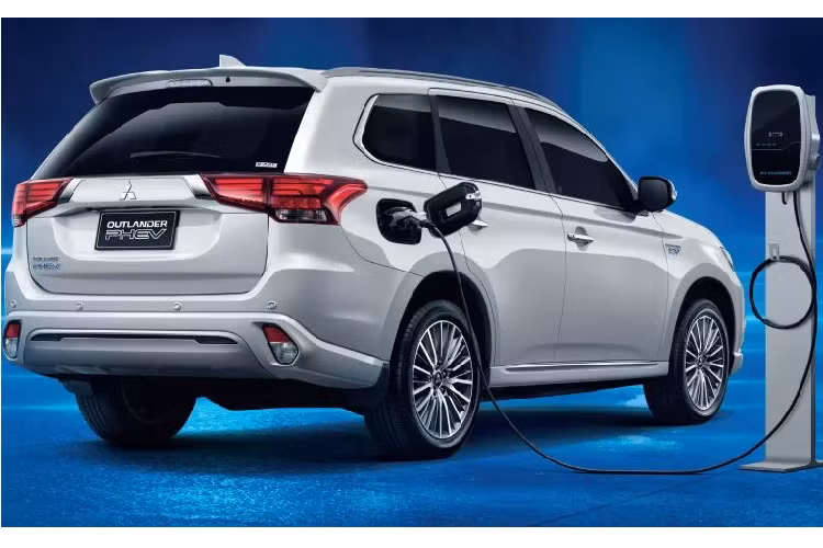Tại Việt Nam, Mitsubishi Outlander PHEV từng được giới thiệu trong triển lãm vào 2 năm 2014 và 2015 nhưng không được bán ra. Nhà sản xuất xe Nhật cho biết họ chọn Thái Lan làm cơ sở sản xuất ô tô ở nước ngoài đầu tiên vì tiềm năng tăng trưởng ở thị trường này dựa trên việc đất nước này đang thúc đẩy mạnh mẽ việc di chuyển bằng điện cũng như năng lực sản xuất cao của cơ sở Laem Chabang. Như vậy, trong tương lai, các thị trường Đông Nam Á khác có thể sẽ nhập khẩu nguyên chiếc phiên bản Outlander PHEV do chính Thái Lan lắp ráp.