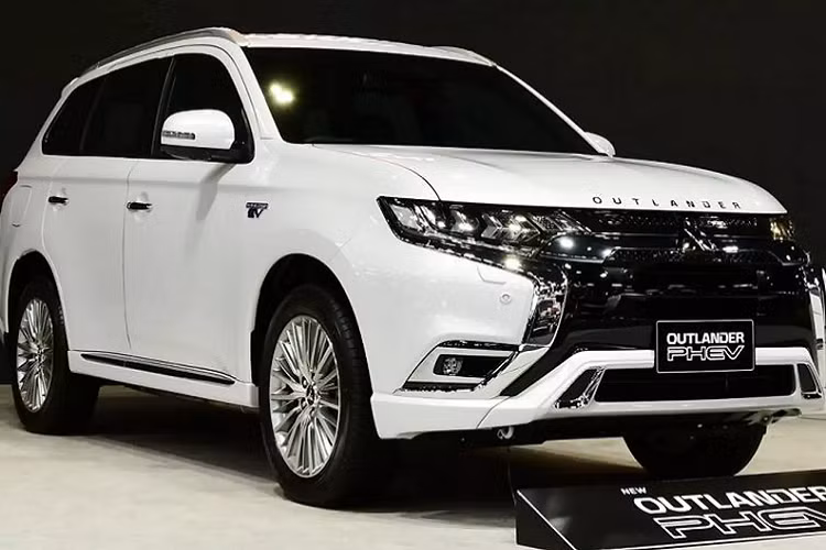 Quá trình sản xuất Mitsubishi Outlander PHEV mới sẽ diễn ra tại nhà máy Laem Chabang ở Thái Lan của công ty vào ngày 21 tháng 12. Phiên bản được xem là tiết kiệm nhất về mặt nhiên liệu của Outlander hiện tại là một biến thể của thế hệ thứ 3 của chiếc SUV. Trong khi đó, thế hệ thứ 4 sẽ phải đến tháng 2 năm sau mới được trình làng.