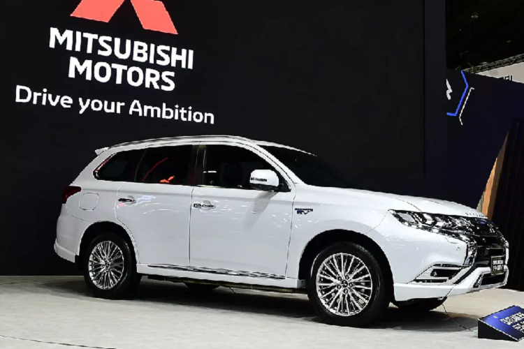 Bản PHEV tại Thái có lưới tản nhiệt đen bóng kết hợp viền hút gió mạ chrome. Người mua có thể phân biệt phiên bản Outlander chạy xăng và chạy hybrid nhờ vào logo PHEV màu xanh lam và bộ mâm hợp kim đa chấu 18 inch thiết kế mạnh mẽ hơn.