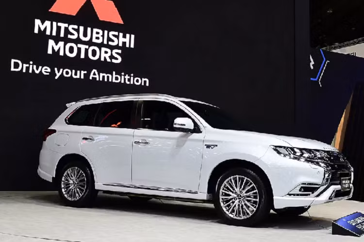 Bản PHEV tại Thái có lưới tản nhiệt đen bóng kết hợp viền hút gió mạ chrome. Người mua có thể phân biệt phiên bản Outlander chạy xăng và chạy hybrid nhờ vào logo PHEV màu xanh lam và bộ mâm hợp kim đa chấu 18 inch thiết kế mạnh mẽ hơn.