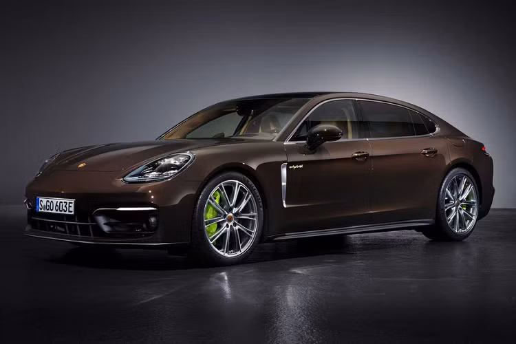 Ngoài những thay đổi bên dưới nắp ca-pô, Panamera nhận được một loạt các tinh chỉnh về thiết kế. Thay đổi rõ rệt nhất nằm ở đuôi xe, nơi dải đèn LED ôm lấy toàn bộ chiều rộng mặt sau.