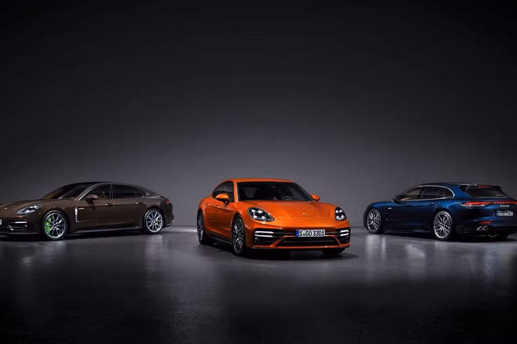 Porsche sẽ ra mắt Panamera nâng cấp tại Mỹ vào đầu năm sau, với giá bán sẽ được công bố gần thời điểm ra mắt. Ở châu Âu, xe sẽ được bán ra từ tháng 10, giá xe Porsche Panamera 2021 tại Đức bắt đầu từ 107.961 USD cho phiên bản RWD, 112.623 USD cho bản Panamera 4, 149.914 USD cho bản 4S E-Hybrid, 161.842 USD cho bản GTS và 212.432 USD cho bản cho Turbo S.