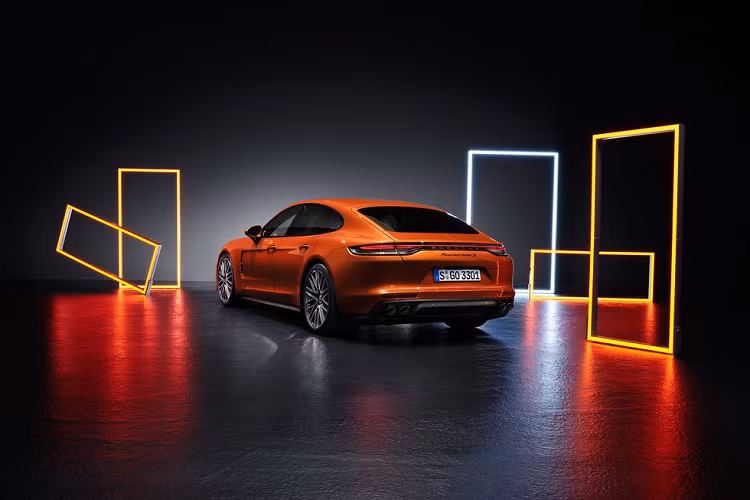 Hệ thống treo chủ động Active Suspension Management với bộ giảm chấn thích ứng là trang bị tiêu chuẩn trên mọi cấu hình. Phiên bản Turbo S mạnh mẽ có thêm thanh chống lật chủ động, hệ thống đánh lái bánh sau và phanh gốm carbon với kẹp phanh màu vàng hoặc đen. Lốp Michelin Sport Cup 2 được trang bị cho bản Turbo S và GTS.