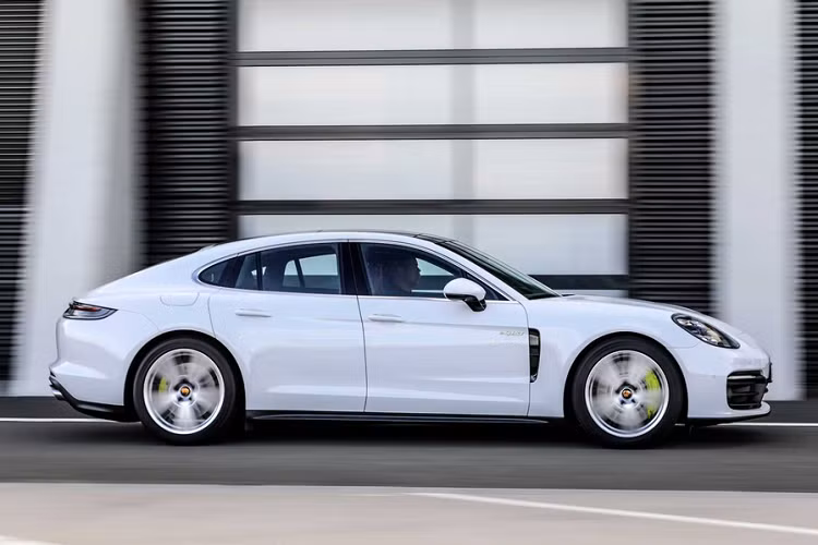 Turbo S không phải là biến thể duy nhất của Panamera 2021. Porsche cũng đồng thời giới thiệu phiên bản Panamera 4S E-Hybrid, mẫu xe hybrid kết hợp động cơ tăng áp kép V6 2.9L với một mô-tơ điện và bộ pin cho tổng công suất 552 mã lực và mô-men xoắn 750 Nm. Đối với Panamera bản tiêu chuẩn, Porsche đã loại bỏ động cơ tăng áp 3.0L trước đó để thay thế bằng động cơ tăng áp kép 2.0L, sản sinh công suất 325 mã lực và mô-men xoắn 450 Nm.