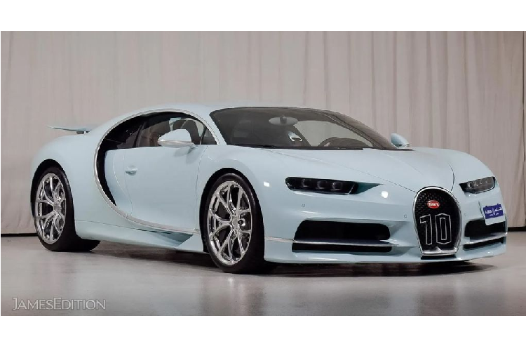 Bỏ qua điều đó, chiếc siêu xe Bugatti Chiron Vainqueur de Coeur này thật sự quá độc đáo với lớp sơn trắng – xanh hay xanh dương sáng cực kỳ tinh khôi. Và tô điểm cho vẻ đẹp thuần khiến của con “quái vật” ấy là bộ mâm mạ crom “siêu” bóng to bản cùng các kẹp phanh sơn đen ẩn bên trong.