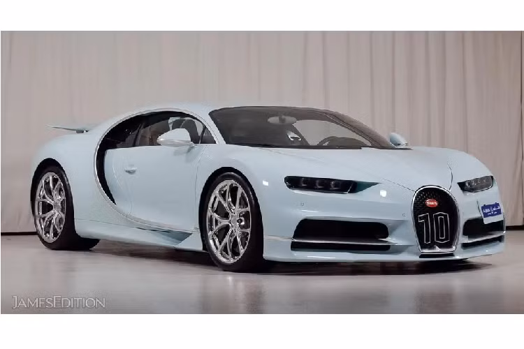 Bỏ qua điều đó, chiếc siêu xe Bugatti Chiron Vainqueur de Coeur này thật sự quá độc đáo với lớp sơn trắng – xanh hay xanh dương sáng cực kỳ tinh khôi. Và tô điểm cho vẻ đẹp thuần khiến của con “quái vật” ấy là bộ mâm mạ crom “siêu” bóng to bản cùng các kẹp phanh sơn đen ẩn bên trong.