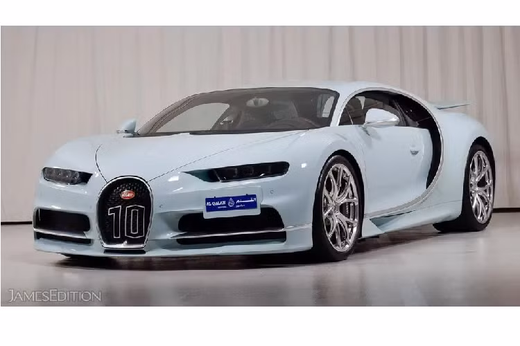 Hồi đầu năm nay, chiếc siêu xe Bugatti Chiron Vainqueur de Coeur đặc biệt này đã từng được vận chuyển và trưng bày tại showroom Seven Car Lounge tại Riyadh, Ả-Rập Xê-Út với số km đã đi khoảng 603 km.