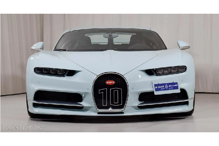 Tuy nhiên, điểm khác biệt của chiếc Bugatti Chiron đặc biệt này chính đến từ dòng chữ ‘Vanqueur de Coeur’ sơn đen được khắc vẽ tinh tế, in trên cánh gió sau cũng như một số 10 in đậm tạo điểm nhấn trên lưới tản nhiệt hình móng ngựa.
