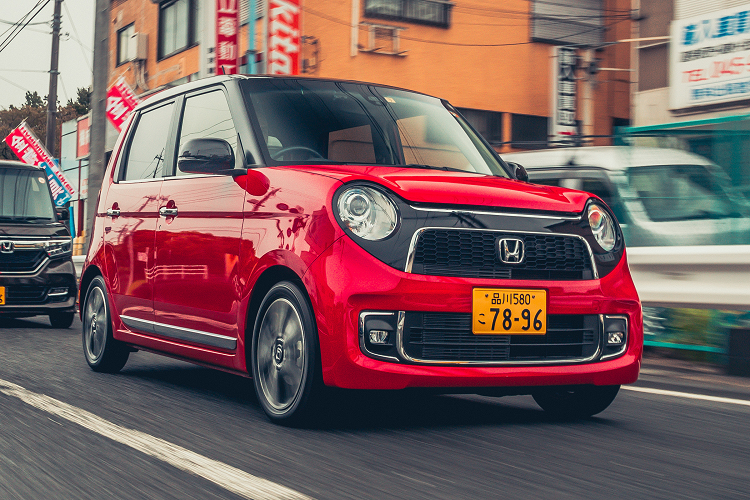 Khoang lái có thiết kế tối giản với hệ thống thông tin giải trí, vô-lăng đa chức năng, điều hòa nhiệt độ, phanh tay điện tử, cổng sạc USB, khay đựng cốc và hộp giữ đồ.