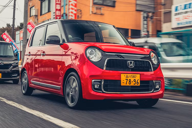 Khoang lái có thiết kế tối giản với hệ thống thông tin giải trí, vô-lăng đa chức năng, điều hòa nhiệt độ, phanh tay điện tử, cổng sạc USB, khay đựng cốc và hộp giữ đồ.