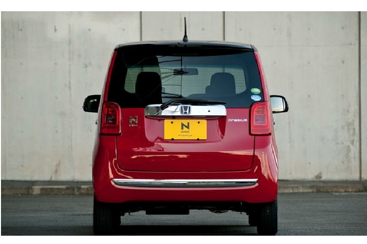 Honda N-One mới có thiết kế hình hộp quen thuộc của dòng xe kei-car (xe cỡ nhỏ dành cho đô thị của Nhật Bản). Một số đường nét thiết kế quen thuộc vẫn hiện diện trên xe như cụm đèn pha bo tròn, đường bao mái cao và thẳng, cụm đèn hậu dọc gắn vào hai bên cửa cốp với logo Honda đặt giữa.