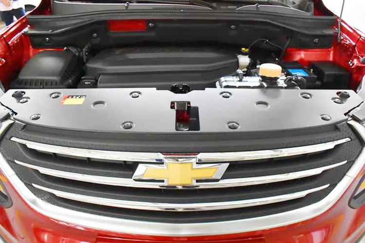 Vì dành cho những thị trường mới nổi nên mẫu SUV cỡ B này có giá rất hợp túi tiền. Theo đó, giá xe Chevrolet Groove 2020 tại thị trường Chile khởi điểm từ 9,69 triệu Peso (283 triệu đồng) với bản LT và 10,69 triệu CLP (312 triệu đồng) với bản Premier.