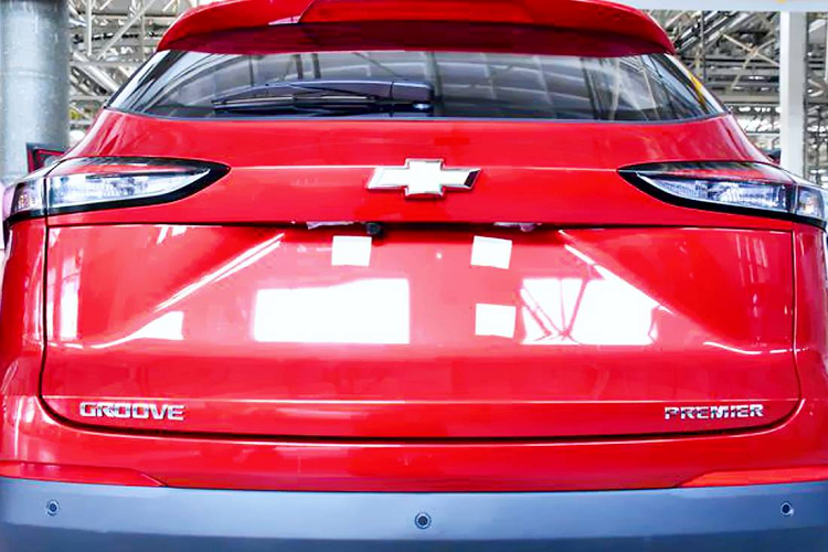 Dù ở phiên bản nào, Chevrolet Groove 2020 cũng dùng động cơ xăng 4 xi-lanh, hút khí tự nhiên, dung tích 1,5 lít, sản sinh công suất tối đa 110 mã lực và mô-men xoắn cực đại 108 lb-ft. Động cơ kết hợp với hộp số sàn 6 cấp và hệ dẫn động cầu trước.