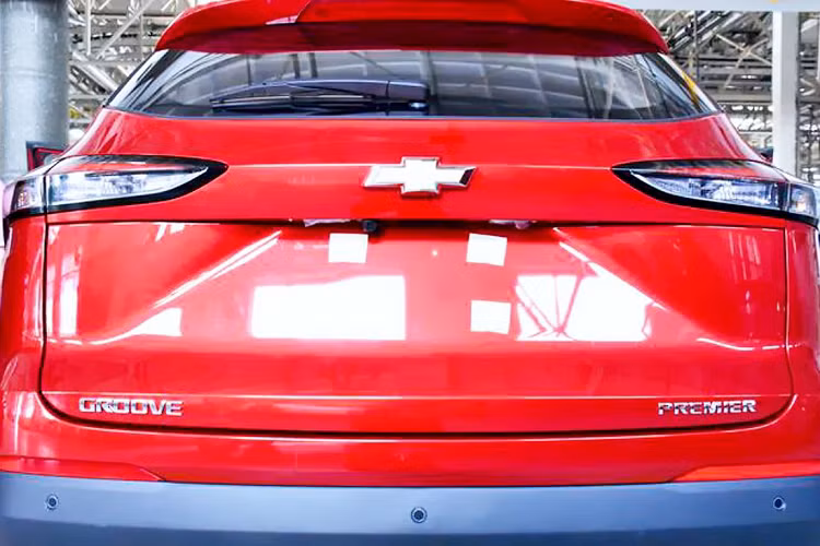 Dù ở phiên bản nào, Chevrolet Groove 2020 cũng dùng động cơ xăng 4 xi-lanh, hút khí tự nhiên, dung tích 1,5 lít, sản sinh công suất tối đa 110 mã lực và mô-men xoắn cực đại 108 lb-ft. Động cơ kết hợp với hộp số sàn 6 cấp và hệ dẫn động cầu trước.