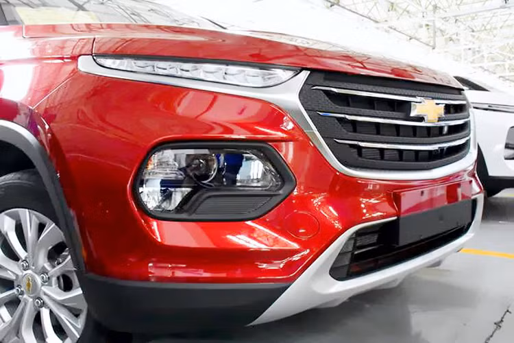 Được chia thành 2 phiên bản là LT và Premier, Chevrolet Groove 2020 có nhiều trang bị tiêu chuẩn, bao gồm hệ thống cân bằng điện tử, kiểm soát lực kéo, 4 túi khí, vành 16 inch, hệ thống thông tin giải trí với màn hình cảm ứng 8 inch, camera lùi cũng như điều hòa. Ở bản Premier, mẫu SUV cỡ B này còn được trang bị nội thất phối 2 màu, ghế và vô lăng bọc da, cửa sổ trời, nút bấm khởi động máy, điều hòa tự động và hệ thống đèn LED.