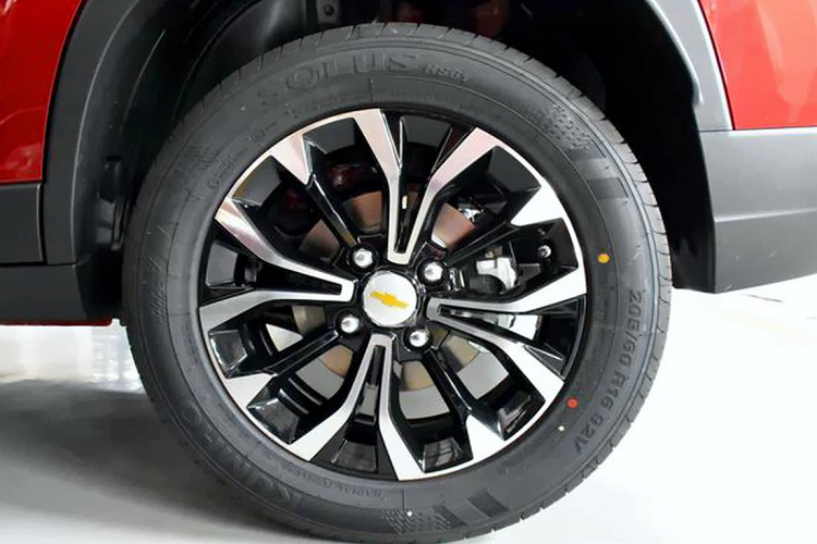 Dự kiến, Chevrolet Groove 2020 sẽ được bày bán trên thị trường Chile vào tháng 10 này với 5 màu sơn ngoại thất là đỏ, xám, trắng, xanh dương và cam. Trong thời gian tới, mẫu SUV cỡ B này sẽ tiếp tục được giới thiệu tại một số thị trường Nam Mỹ khác như Colombia, Peru, Ecuador, Bolivia và Uruguay. Ngoài ra, xe còn được bày bán cả ở thị trường Trung Đông và châu Phi.
