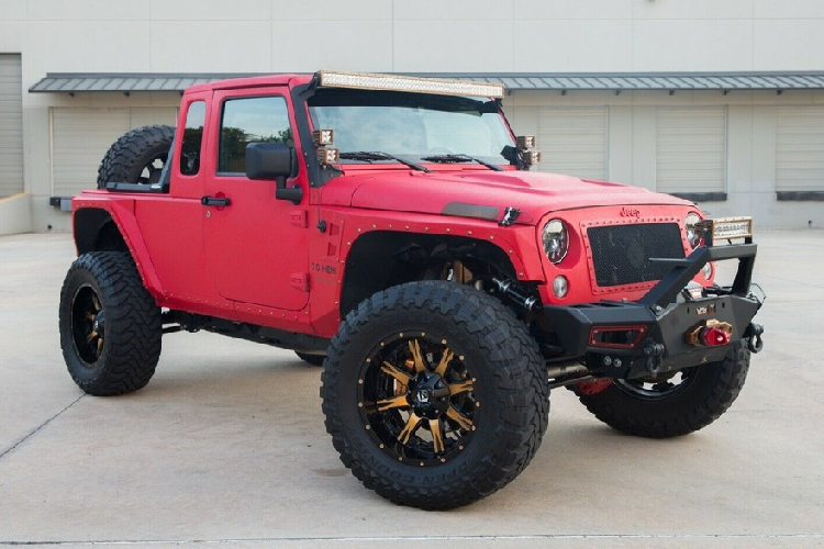 Để cải thiện khả năng off-road của xe gốc, đội ngũ độ xe đã bổ sung một bộ tời Warn 5,44 tấn, nhiều bộ phận thân vỏ được bọc giáp bảo vệ, hệ thống lò xo cuộn dây Icon, bộ cân bằng lái Icon Duli, và một bộ lốp Mud 37 inch kết hợp la-zăng Forgiato 22 inch hòa thiện trong màu đồng đỏ Monaco Copper. Chiếc xe còn được trang bị thêm nhiều đèn chiếu sáng LED, bao gồm thanh đèn 50 inch trên nóc, và đèn LED trong cả nội thất, thùng xe.