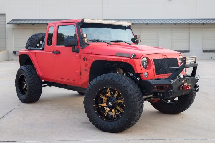 Để cải thiện khả năng off-road của xe gốc, đội ngũ độ xe đã bổ sung một bộ tời Warn 5,44 tấn, nhiều bộ phận thân vỏ được bọc giáp bảo vệ, hệ thống lò xo cuộn dây Icon, bộ cân bằng lái Icon Duli, và một bộ lốp Mud 37 inch kết hợp la-zăng Forgiato 22 inch hòa thiện trong màu đồng đỏ Monaco Copper. Chiếc xe còn được trang bị thêm nhiều đèn chiếu sáng LED, bao gồm thanh đèn 50 inch trên nóc, và đèn LED trong cả nội thất, thùng xe.