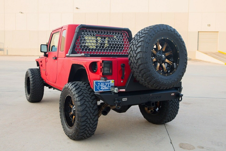 Đương nhiên, cái giá xe Jeep Wrangler đã được chuyển đổi thành bán tải và trang bị động cơ siêu nạp V8 Hemi dung tích 7.0 lít là không rẻ. Trên thực tế, chiếc xe độ độc đáo này đang yêu cầu 99.000 USD (tương đương 2,29 tỷ đồng) trên eBay