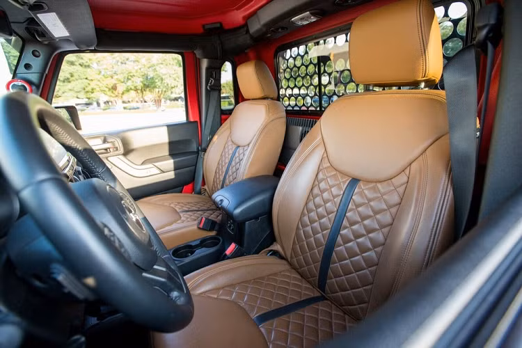 Không chỉ nâng cấp những gì có trong khoang động cơ, chiếc xe còn nhận được nhiều thay đổi khác cả về ngoại thất và ngoại thất. Tuy nhiên, điểm đáng lưu ý nhất là chiếc Wrangler này đã được chuyển đổi từ SUV sang bán tải. Như có thể, Starwood quyết định cắt bỏ hàng ghế thứ hai và phần nóc phía sau, rồi biến đó thành thùng bán tải ván gỗ với khung đỡ chắc chắn. Hơn nưa, chiếc xe còn có màu sơn đỏ độ độc nhất.